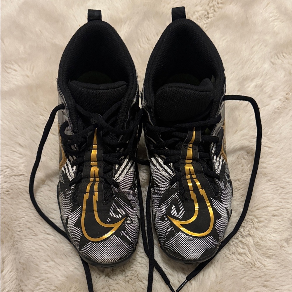 Youth Alpha Menace 3 Shark Russell Wilson Football Cleats, Black/Vivid Gold